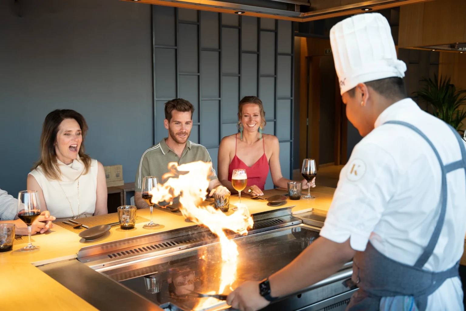 El chef de Katagi Blau en pleno show teppanyaki