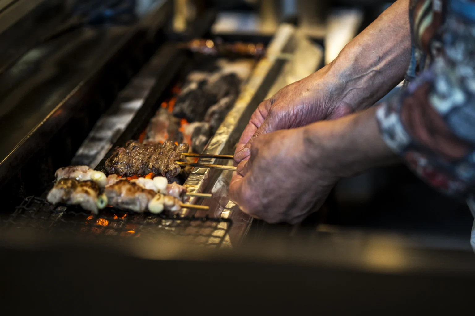 Imagen de uno de los chefs de Katagi Blau preparando cocina fusión japonea mallorquina.